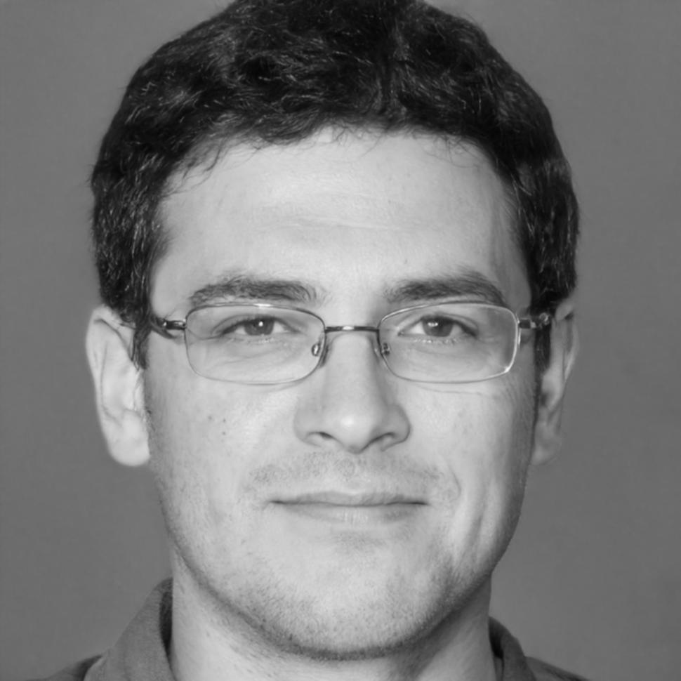 Dr. Konstantin Brenner bei der Analyse von Budgetdaten