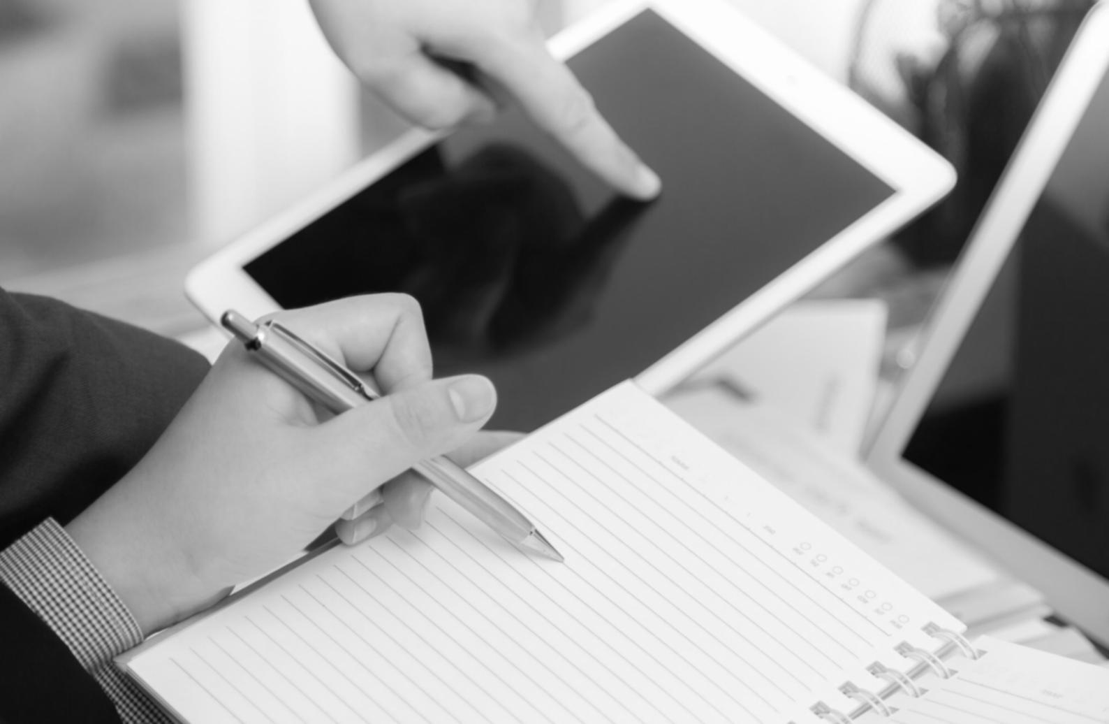 Professionelle Arbeitsumgebung mit Finanzunterlagen und Laptop